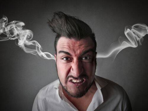 Jak kontrolować swój temperament, gdy czujesz złość